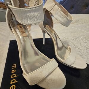 Jennifer Lopez Cream Textured Heels